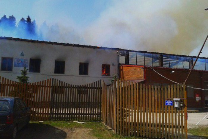 Ilustračný obrázok k článku Desiatky hasičov mali čo robiť v známej liptovskej dedine: Píla v plameňoch, škody za stovky tisíc eur!