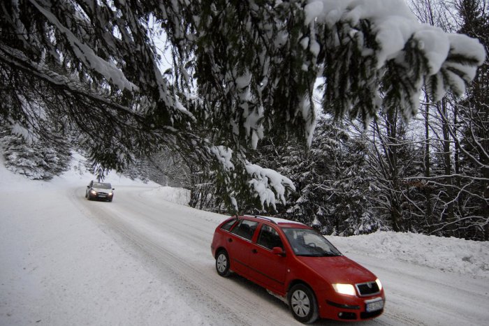 Ilustračný obrázok k článku Cesty v Mikuláši a okolí sú pod snehom: Najnovšie info o zjazdnosti