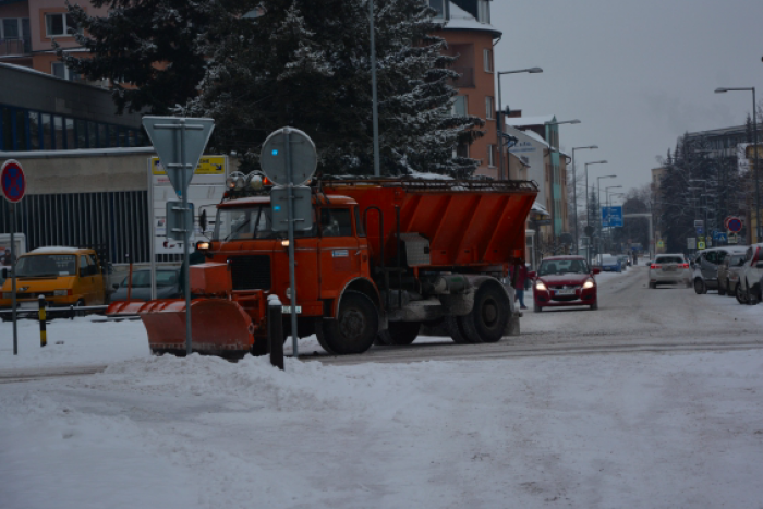 Ilustračný obrázok k článku V Mikuláši čistia mesto po kalamite: Tipnite si, koľko snehu už odviezli