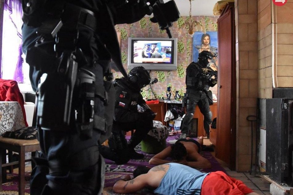 FOTO: Zásah Národnej jednotky boja proti nelegálnej migrácii v Mikuláši